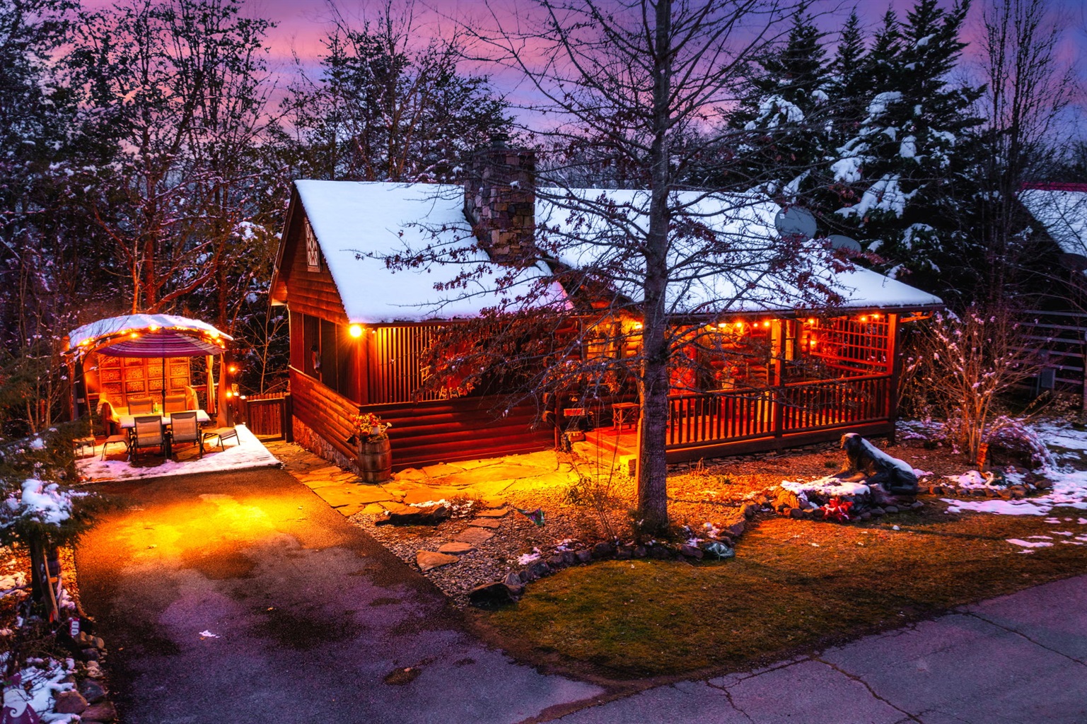 Welcome to the dreamy cabin. Close to the happenings. Secluded amongst nature