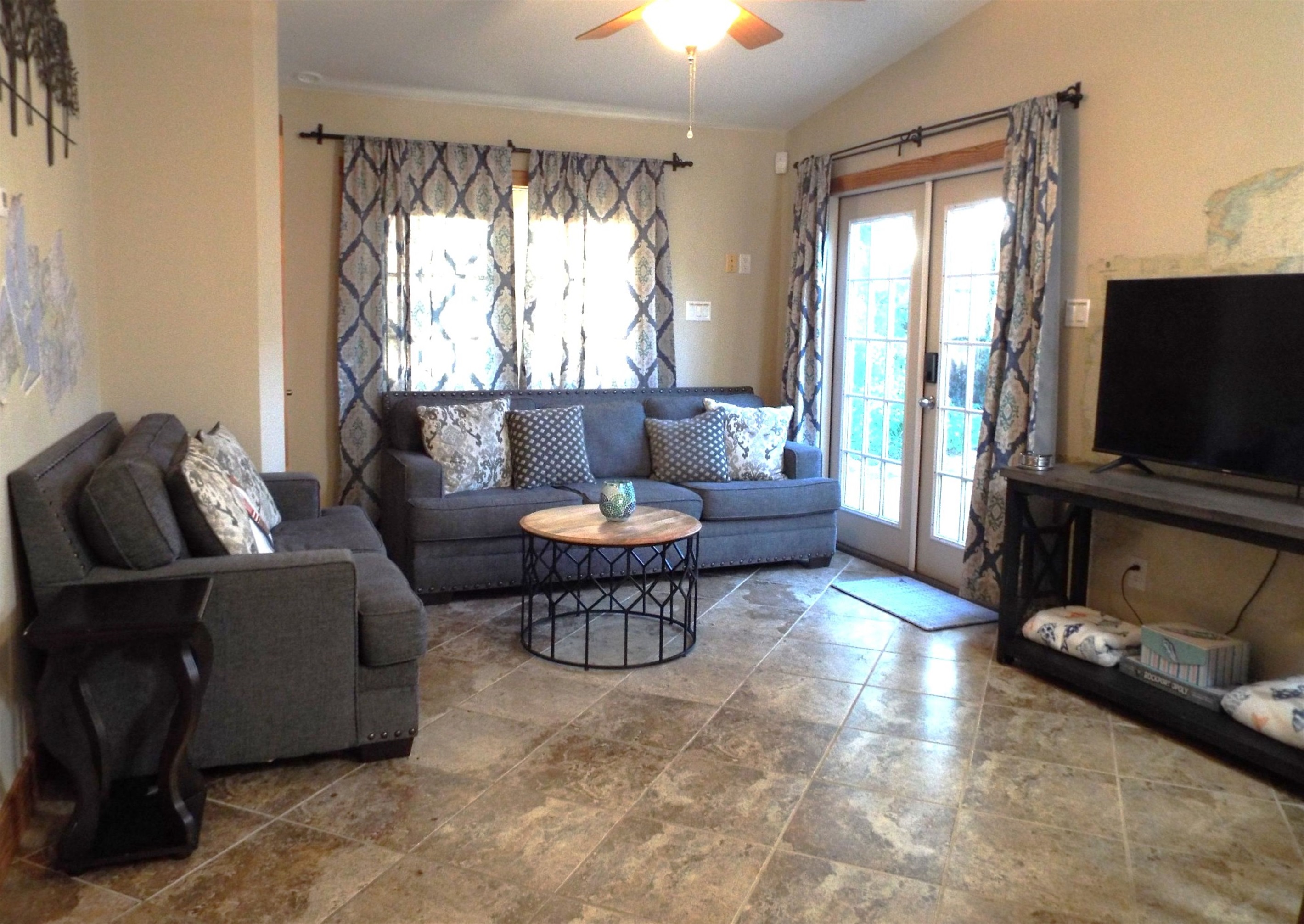 Spacious living room in Side B