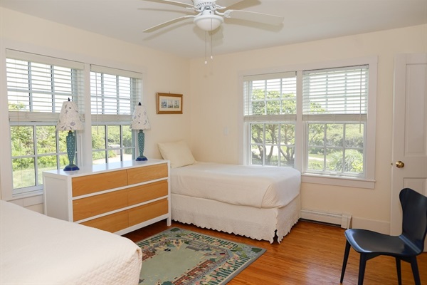 Twin bedroom downstairs