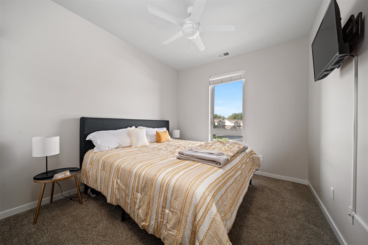 Queen bedroom with clean linens
