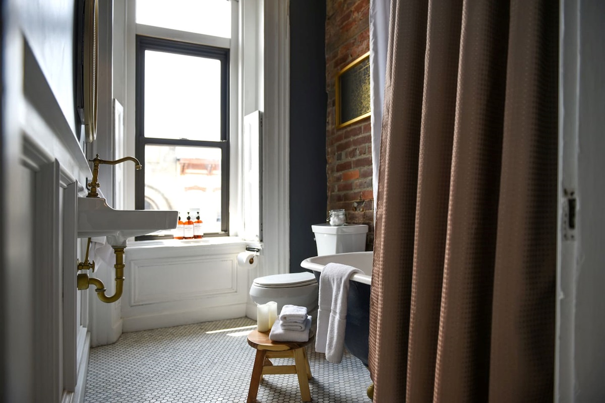 Full Bathroom