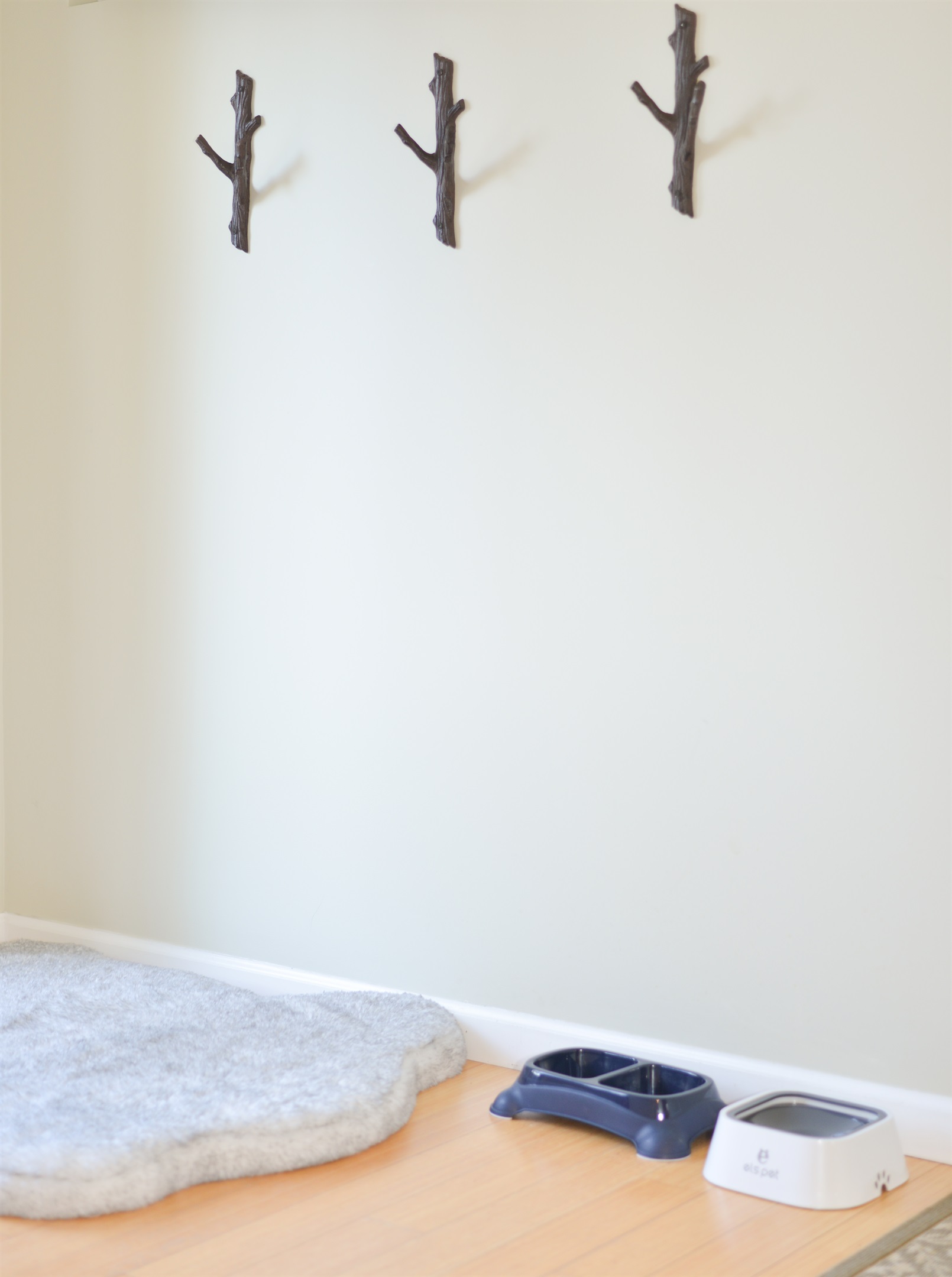 Dog bed, bowls & bags – pet-friendly comfort
