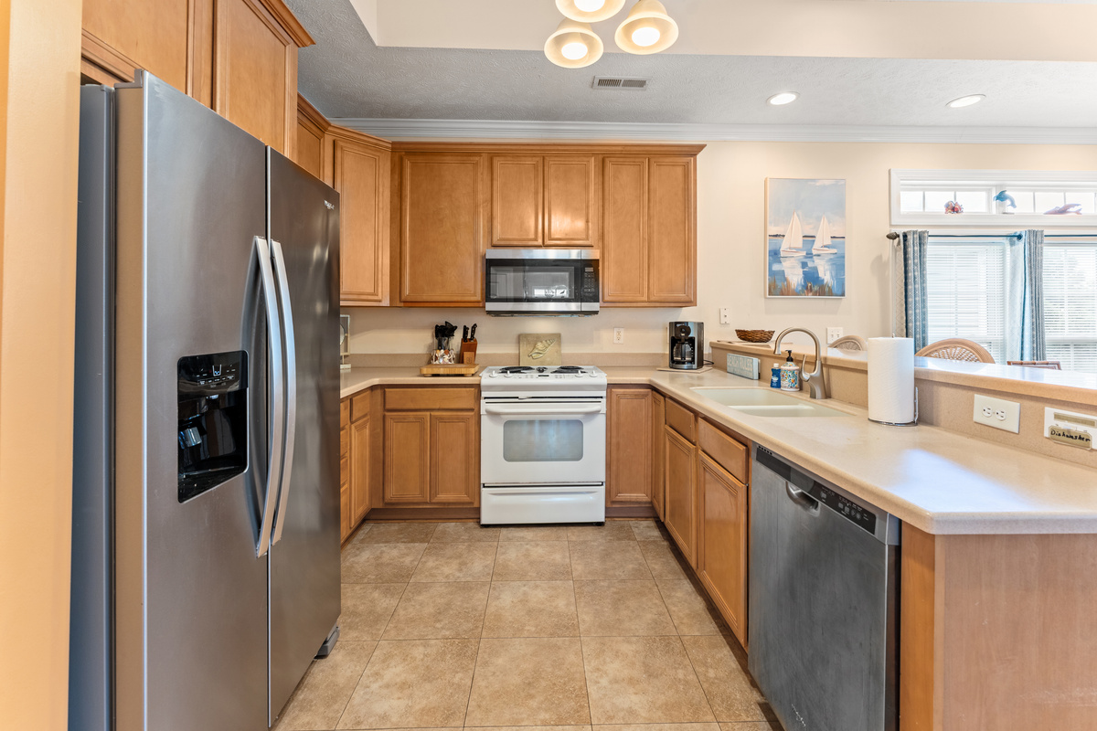 Kitchen w/ well-stocked essentials