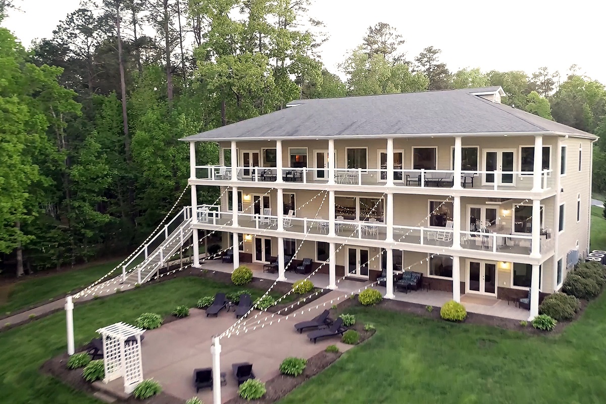 Plenty of balcony space to relax and pass the afternoons.