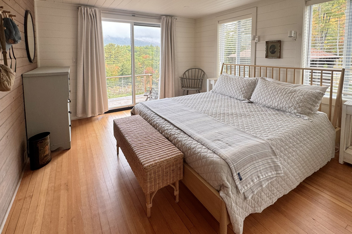 Wake up to beautiful mountain and autumn foliage views from the inviting first-floor primary bedroom.