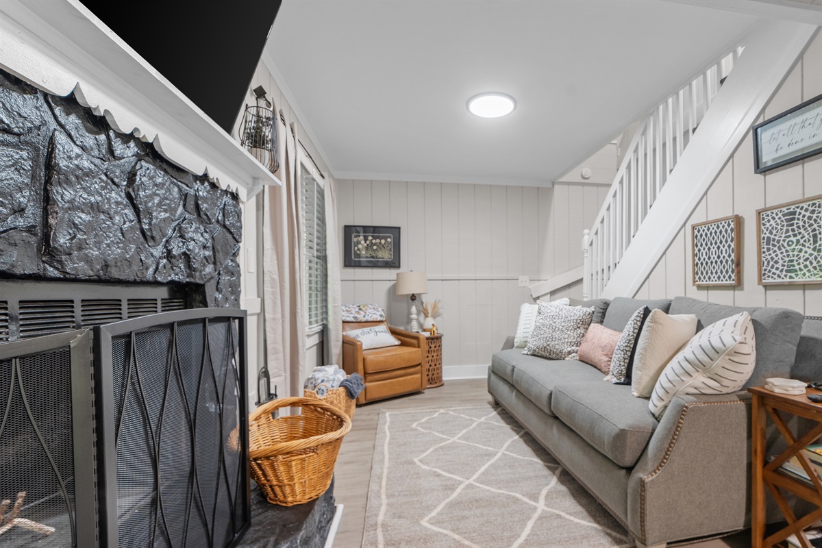 Living room w/ large smart TV- Creekside Cottage 