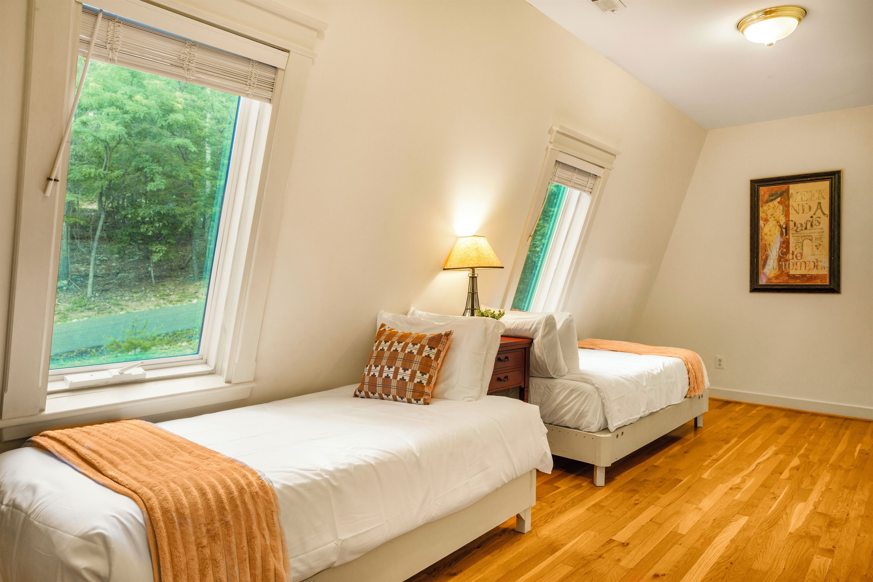 Two additional twin beds in 2nd level hallway (not considered a bedroom)