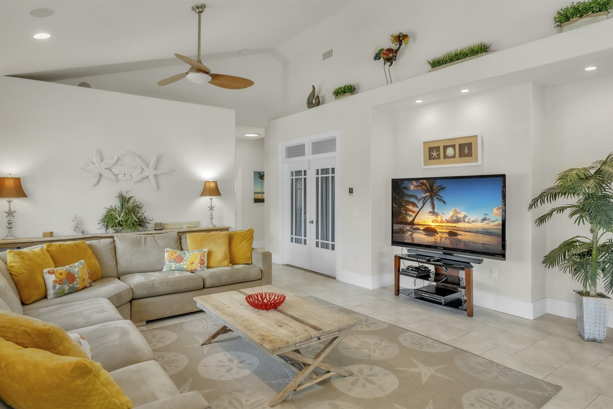 Huge living room with vaulted ceiling – AMI Beach House, Holmes Beach