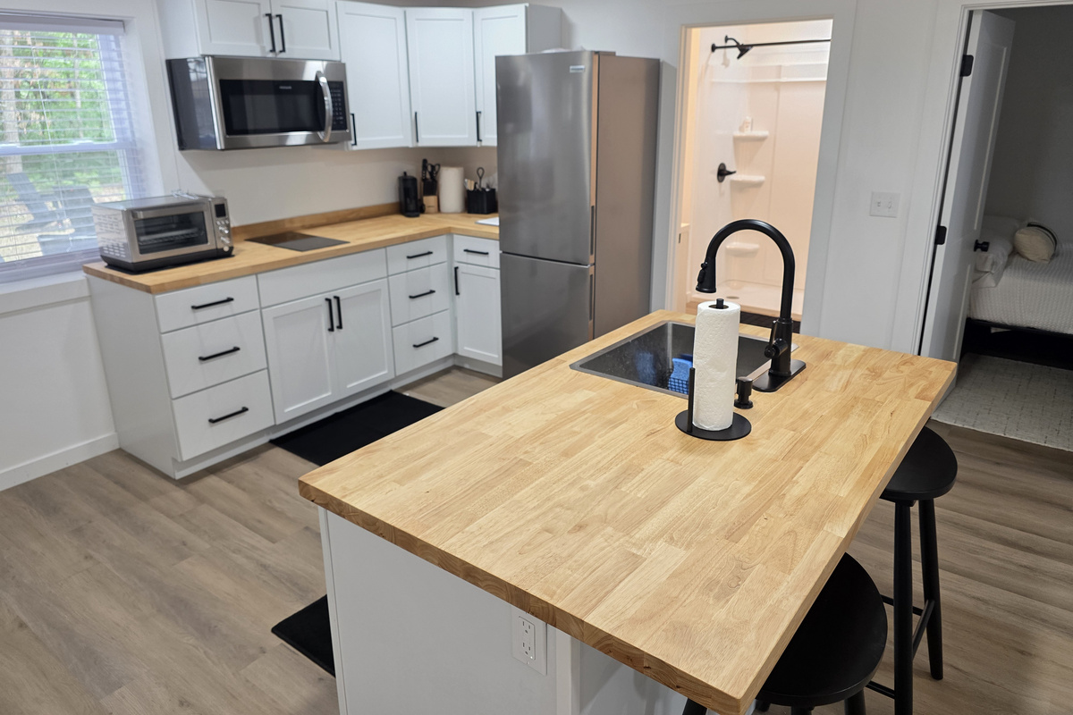 Kitchen, with dishwasher, microwave, refrigerator, cooktop and toaster oven