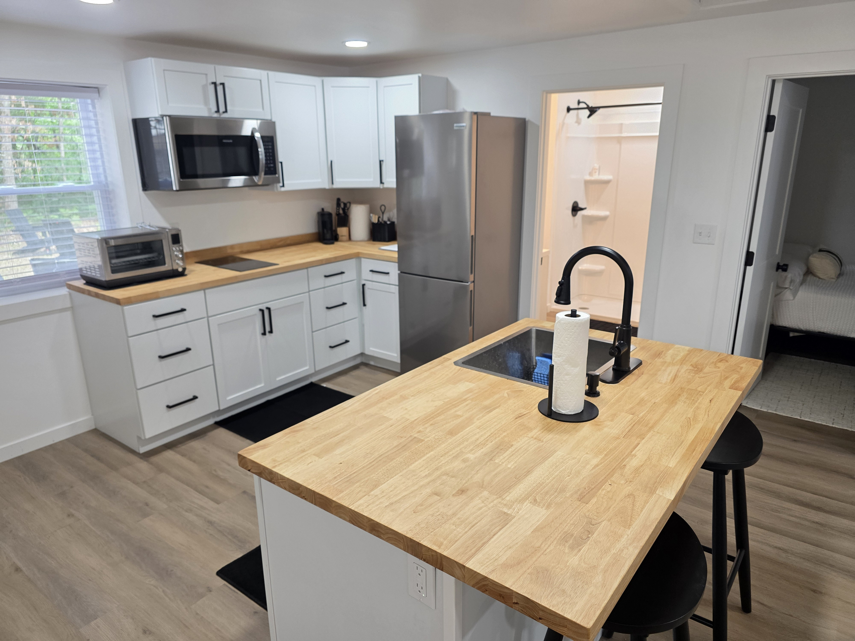 Kitchen, with dishwasher, microwave, refrigerator, cooktop and toaster oven