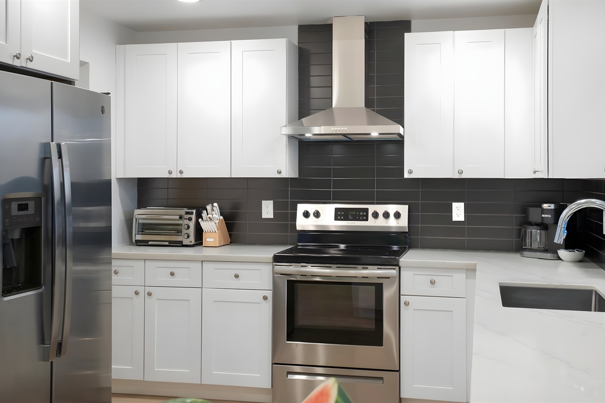 Gorgeous, fully-stocked kitchen with Keurig, toaster, and everything you need