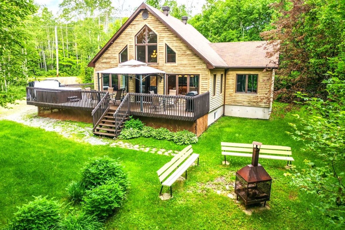 Le Rêveur, chalet en bois entouré d’arbres dans Charlevoix