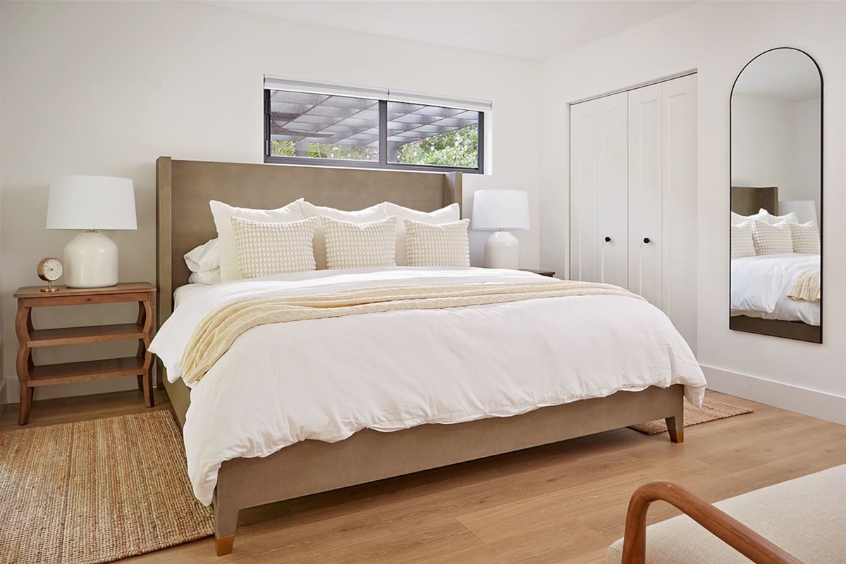 The first-floor king suite features a luxurious king-size bed with an award-winning mattress, plush down comforter and pillows, and 800-thread-count linens. A spacious closet, cozy settee, smart TV, and ample storage provide all the comforts of home.