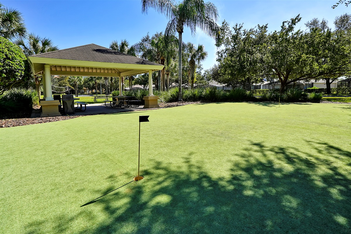 🌿 Picnic & Play Space – Enjoy casual outdoor dining in the shaded picnic area and practice your short game on the putting green for a little friendly competition.
