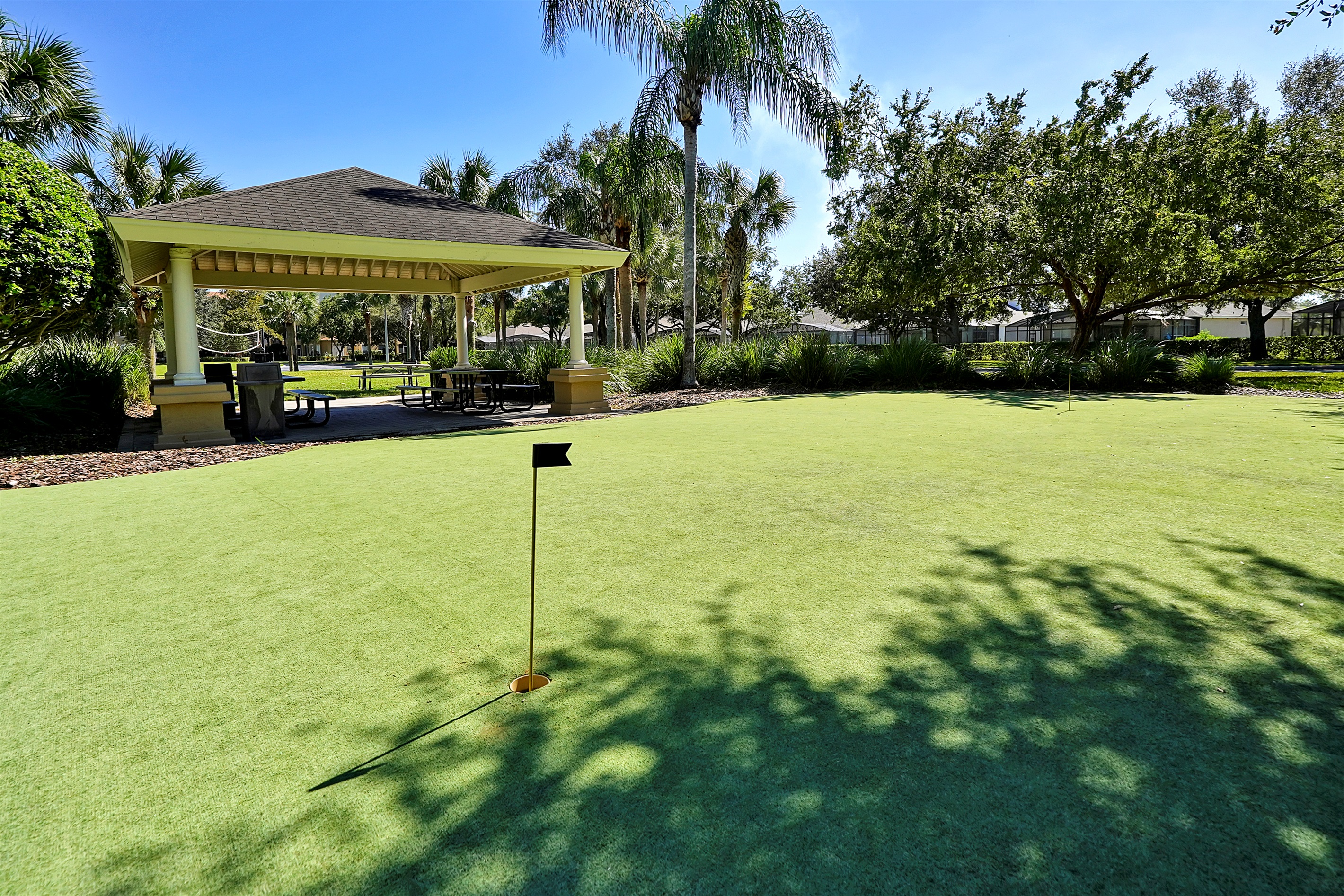 🌿 Picnic & Play Space – Enjoy casual outdoor dining in the shaded picnic area and practice your short game on the putting green for a little friendly competition.
