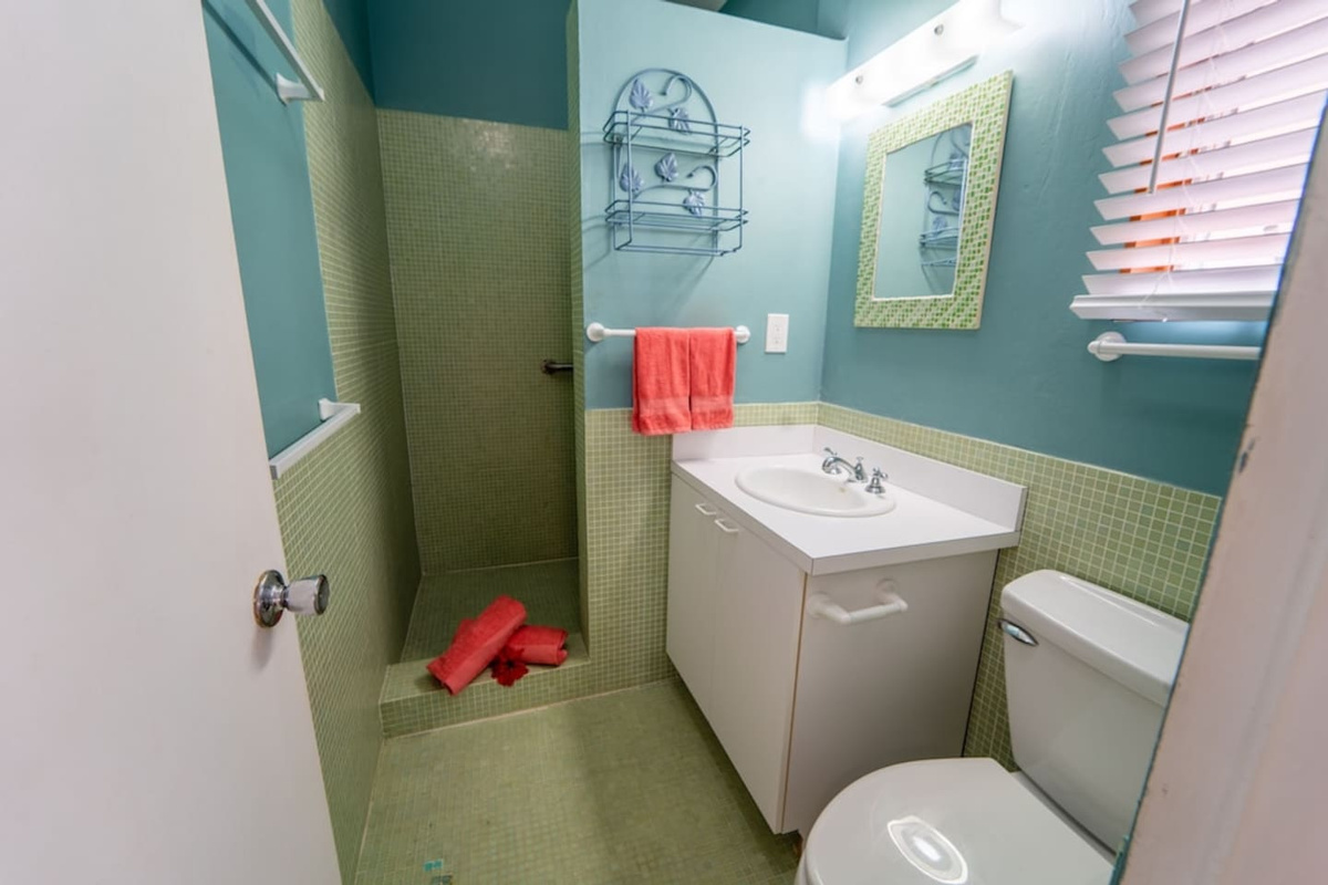 Bedroom 3 en-suite bath