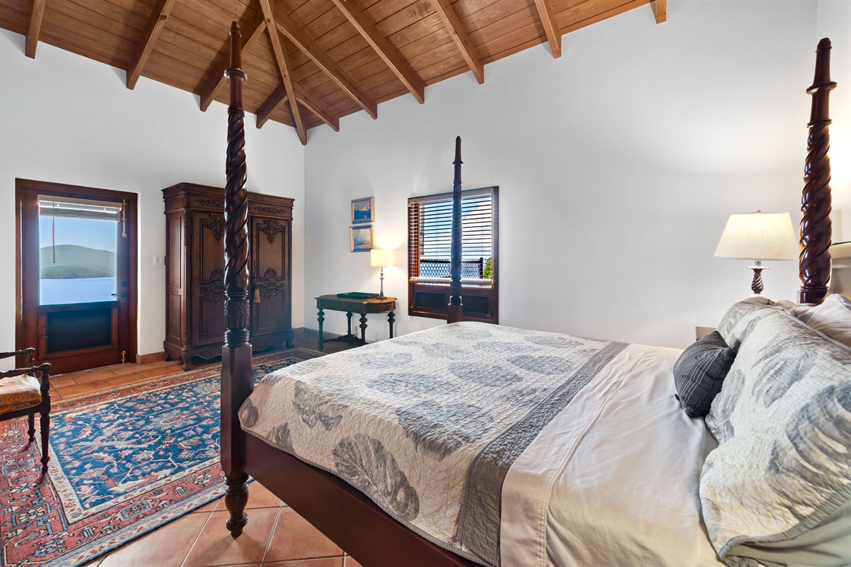 Has a stately 4-poster bed