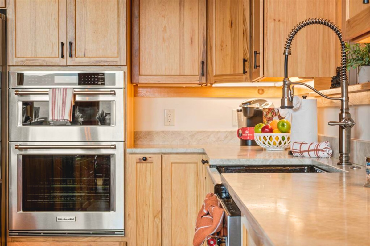 Fully equipped kitchen with dining table for the whole group.