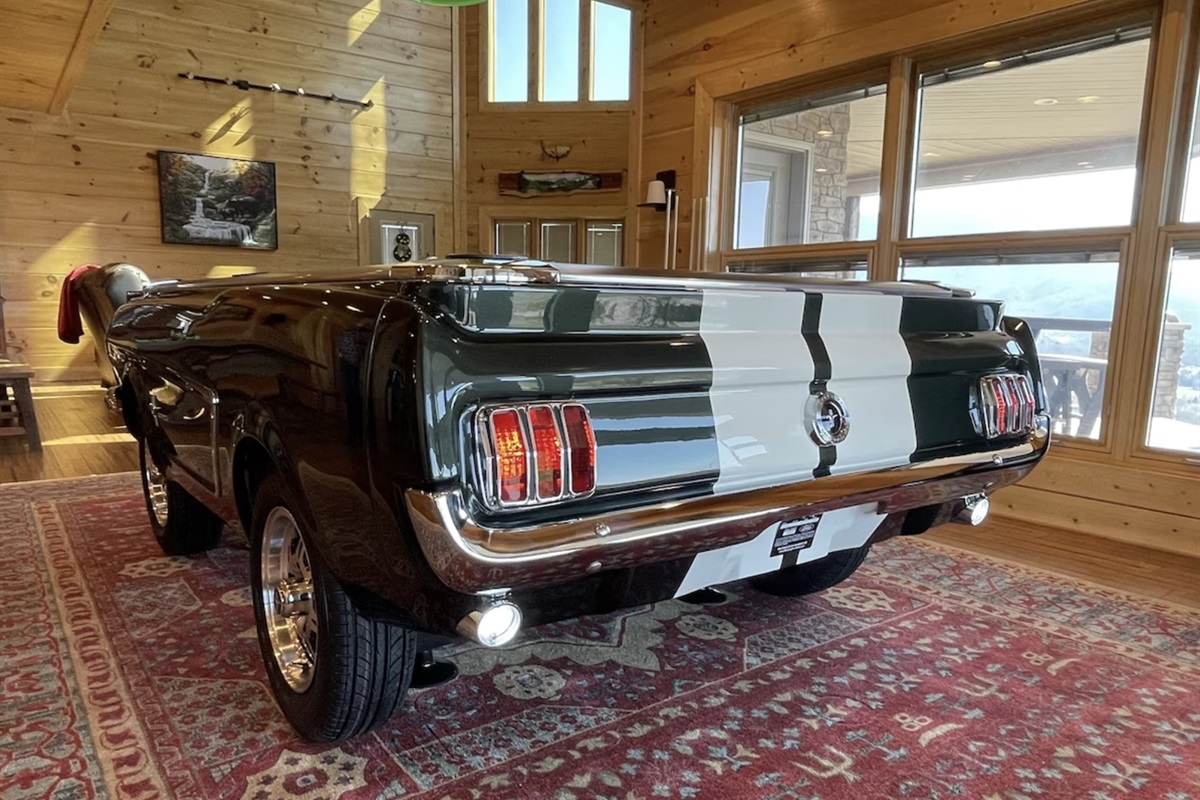 The headlights and lights in the rear even light up!