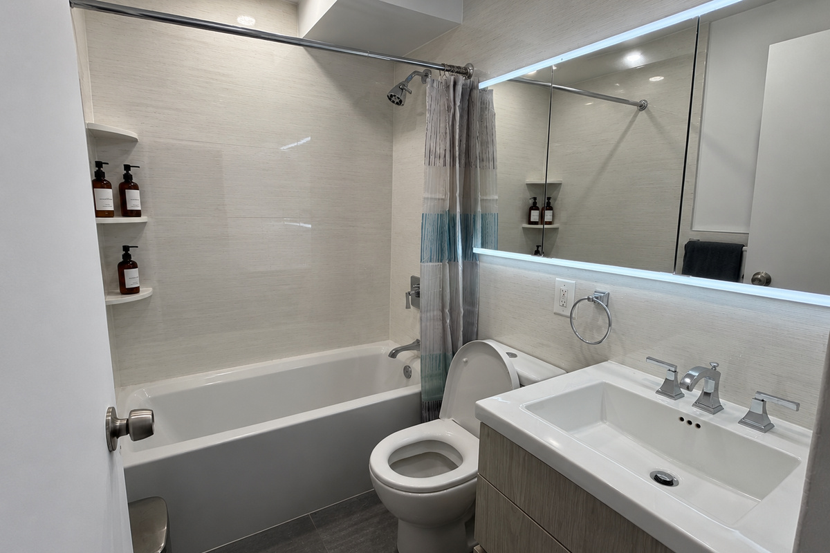 Clean full bathroom with bathtub — 2-bedroom vacation rental in Little Italy, New York City