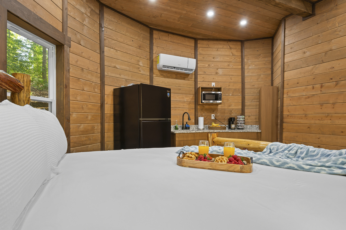 Room with Kitchenette: Savor breakfast in bed with nature views and rustic charm!