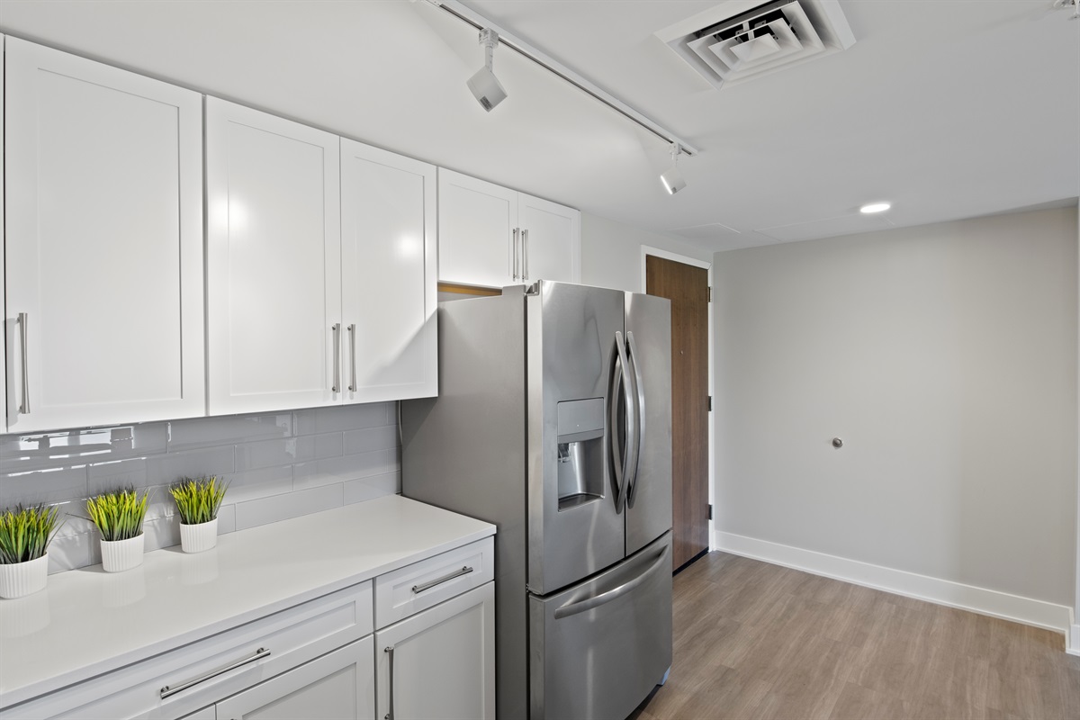 Modern, light-filled apartment with a sleek kitchen and cozy living space. Perfect for relaxation and entertaining. 🏙️🍽️🌿