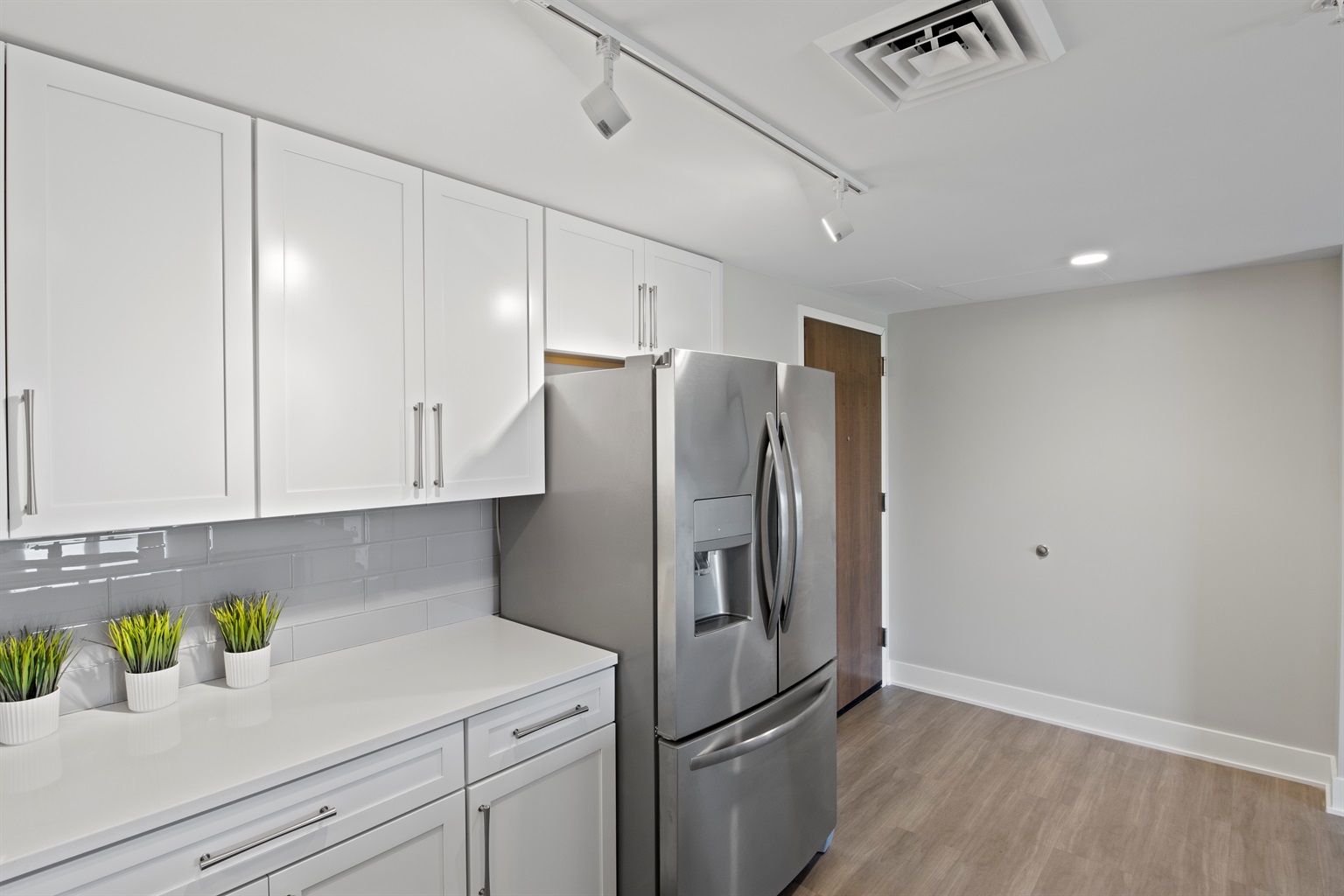 Modern, light-filled apartment with a sleek kitchen and cozy living space. Perfect for relaxation and entertaining. 🏙️🍽️🌿