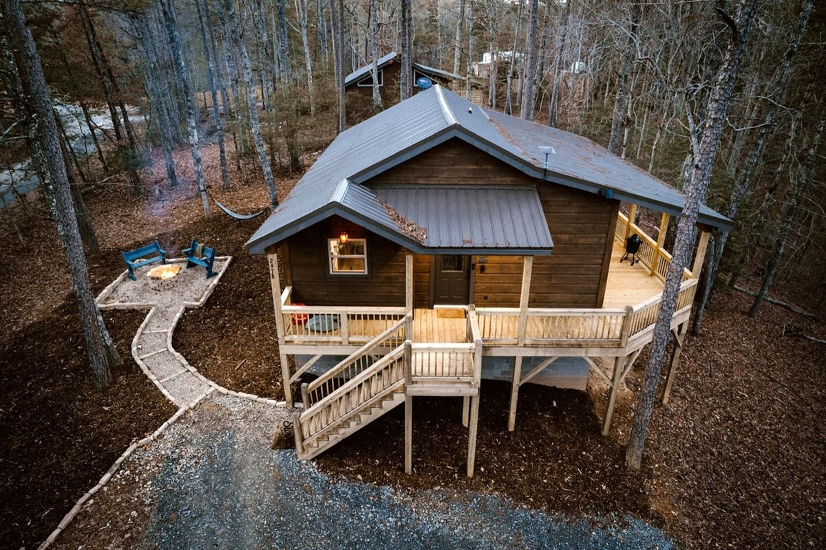 Wrap around deck, mountain vibes, fire pit and the perfect place to unwind.