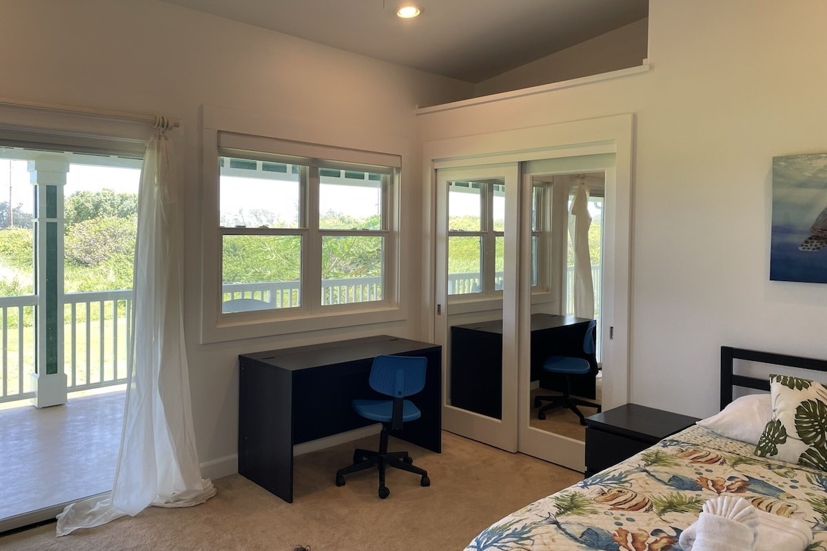 Ocean bedroom. Doors open up to lanai.