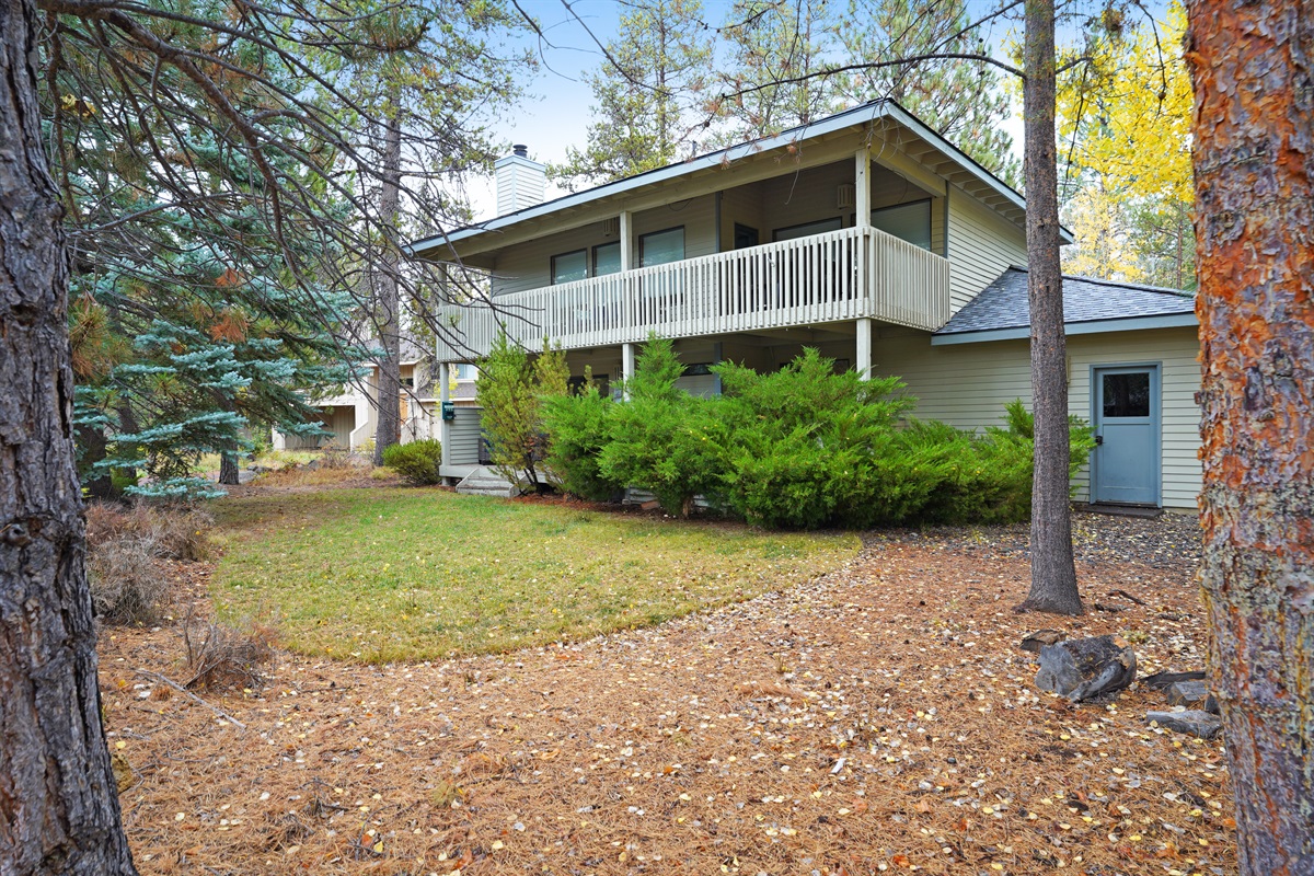Spacious Yard + Double Decks – 7 Rogue, Sunriver Rental
