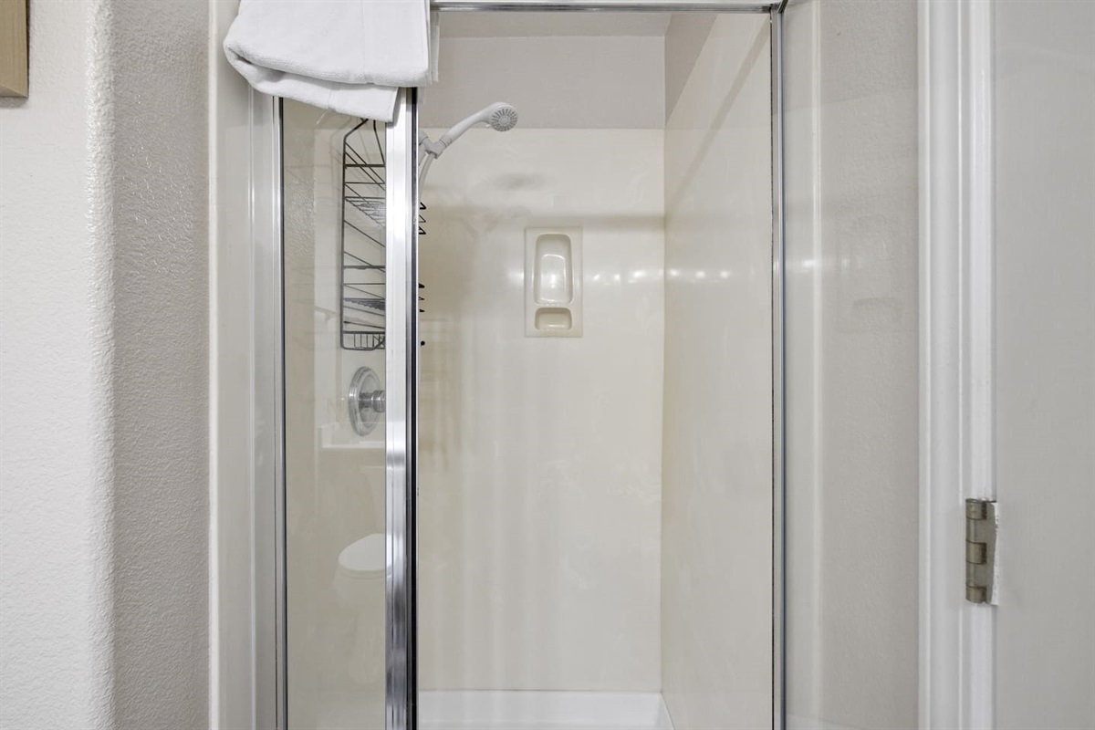 Full Bathroom 4