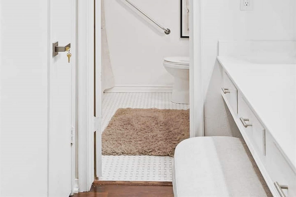 Bright and refreshed bathroom with clean finishes, modern touches, and a calm, spa-inspired feel for a comfortable stay. ✨
