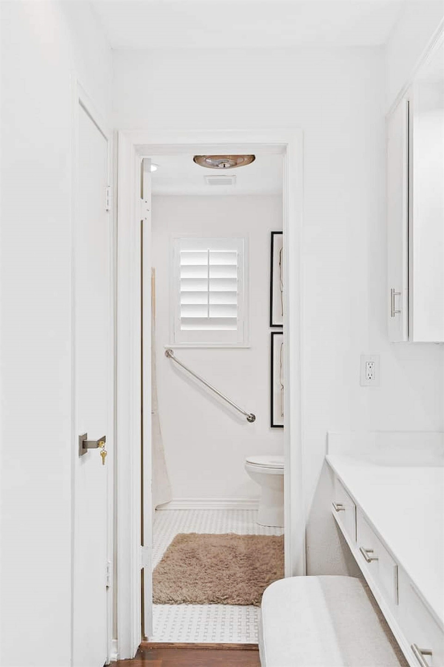 Bright and refreshed bathroom with clean finishes, modern touches, and a calm, spa-inspired feel for a comfortable stay. ✨