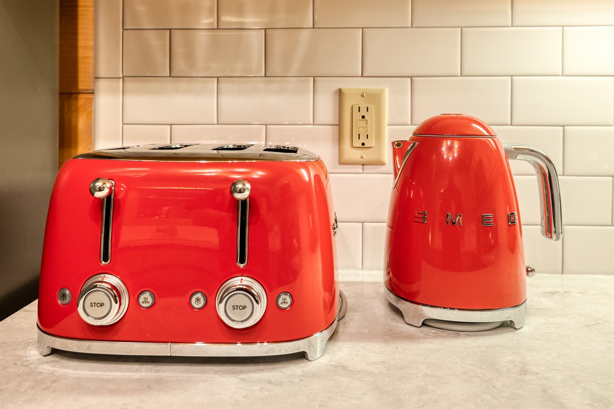 From a quick espresso to golden toast, mornings here begin with ease and charm.