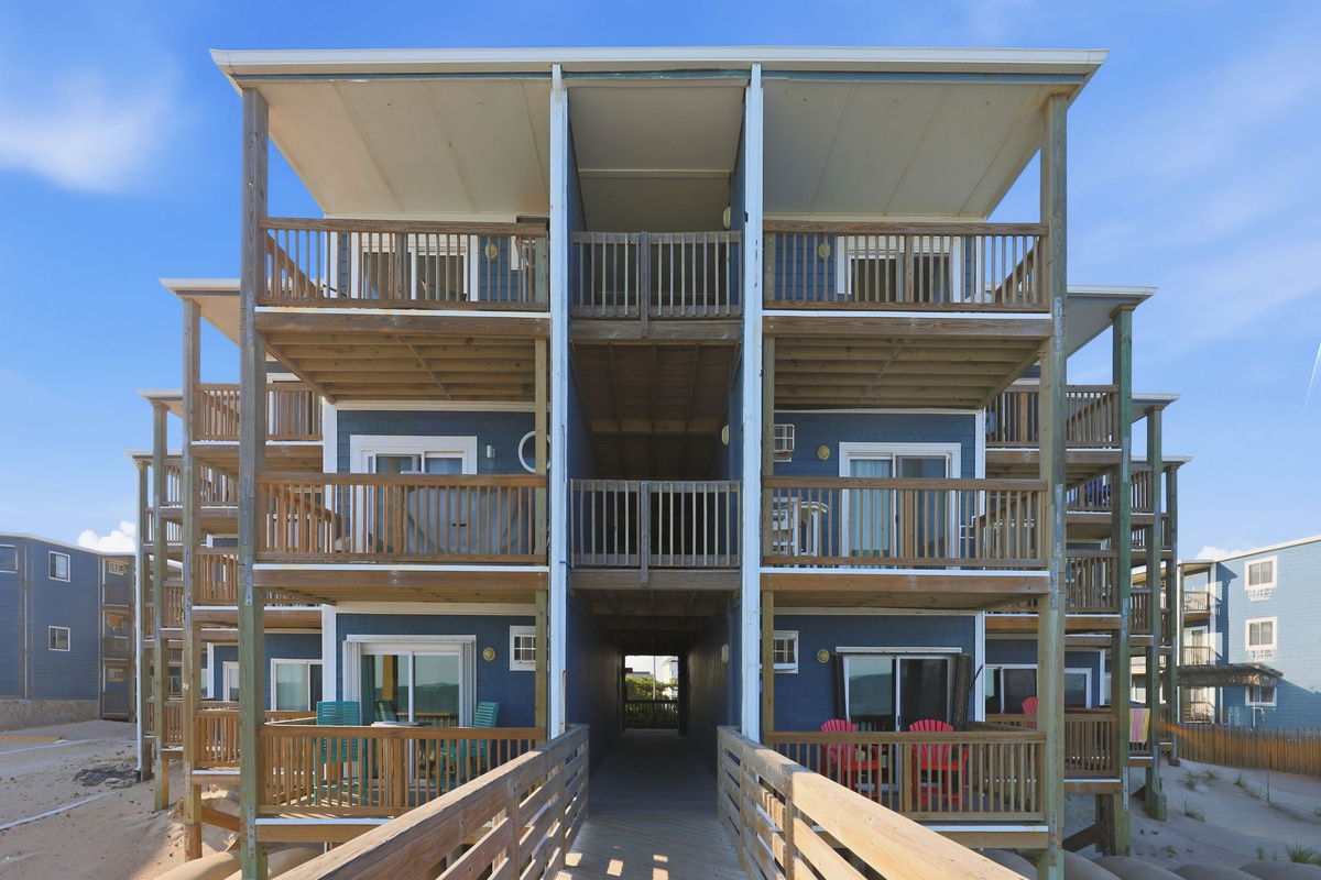 Welcome to this charming oceanfront community with easy access to the beach and beautiful coastal surroundings