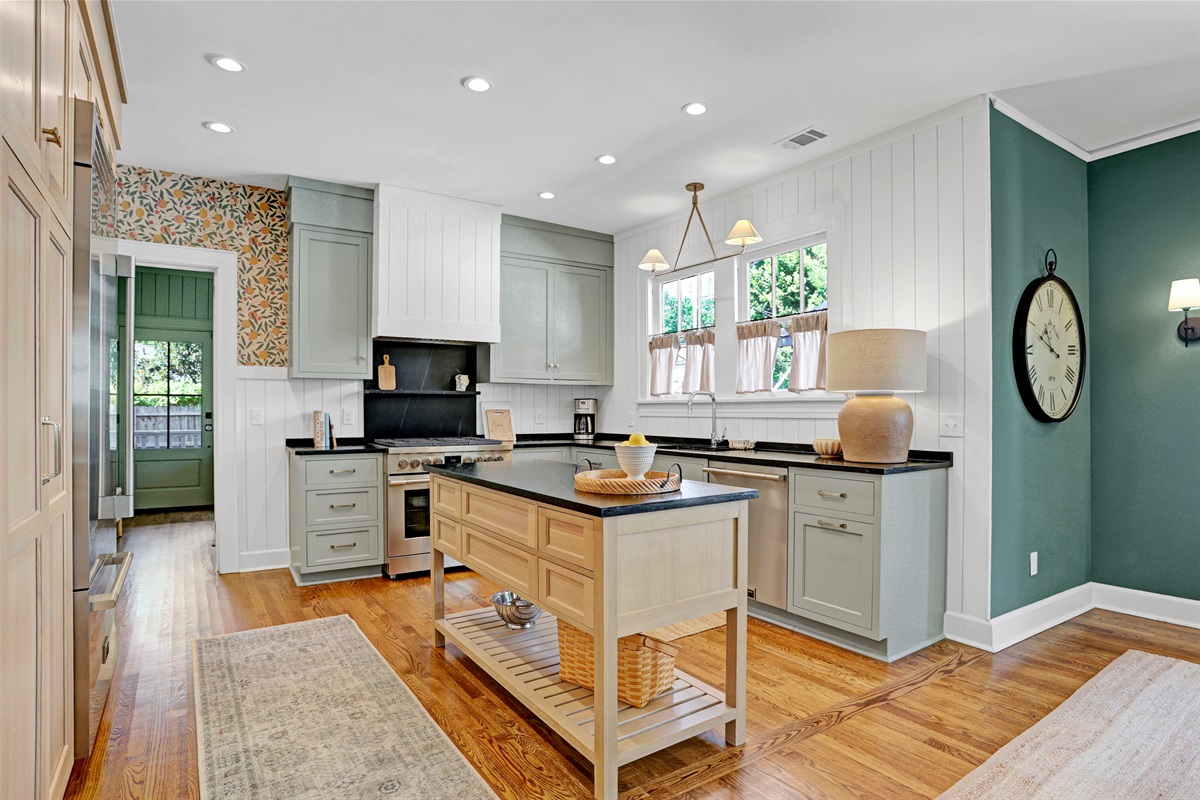 From quick breakfasts to gourmet dinners, the kitchen is stocked with all the essentials for easy, at-home meals.
