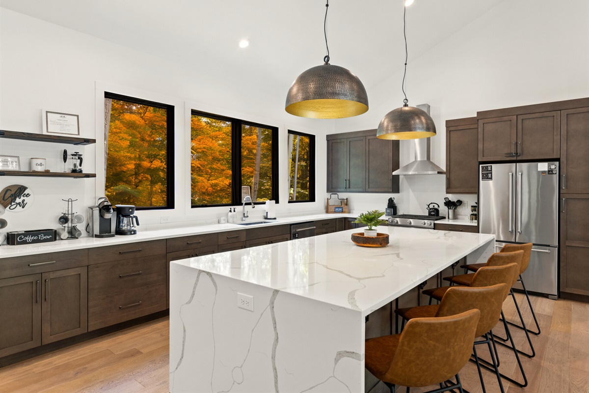 With its sleek finishes and open layout, this fully equipped kitchen is both functional and stylish.