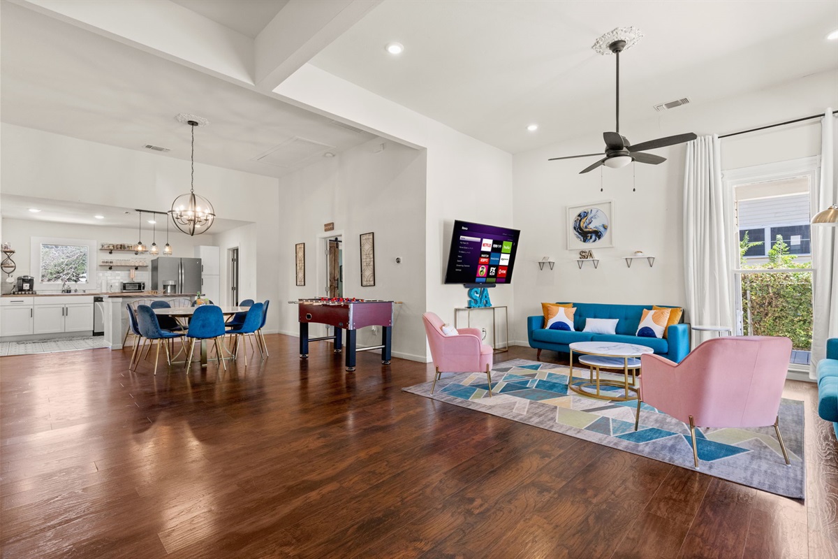 This cozy small living room features a comfortable arrangement of plush couches, perfect for relaxation and conversation. 