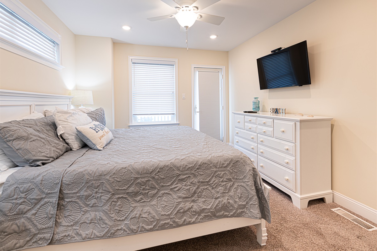 Primary King bedroom w/ attached full bath