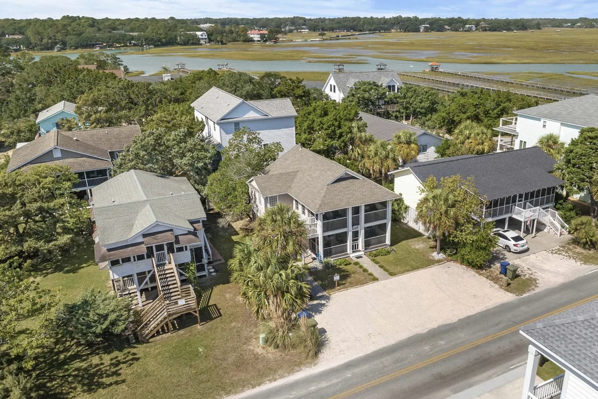 Your home base on Pawleys Island, close to the beach and far from the crowds. ⭐