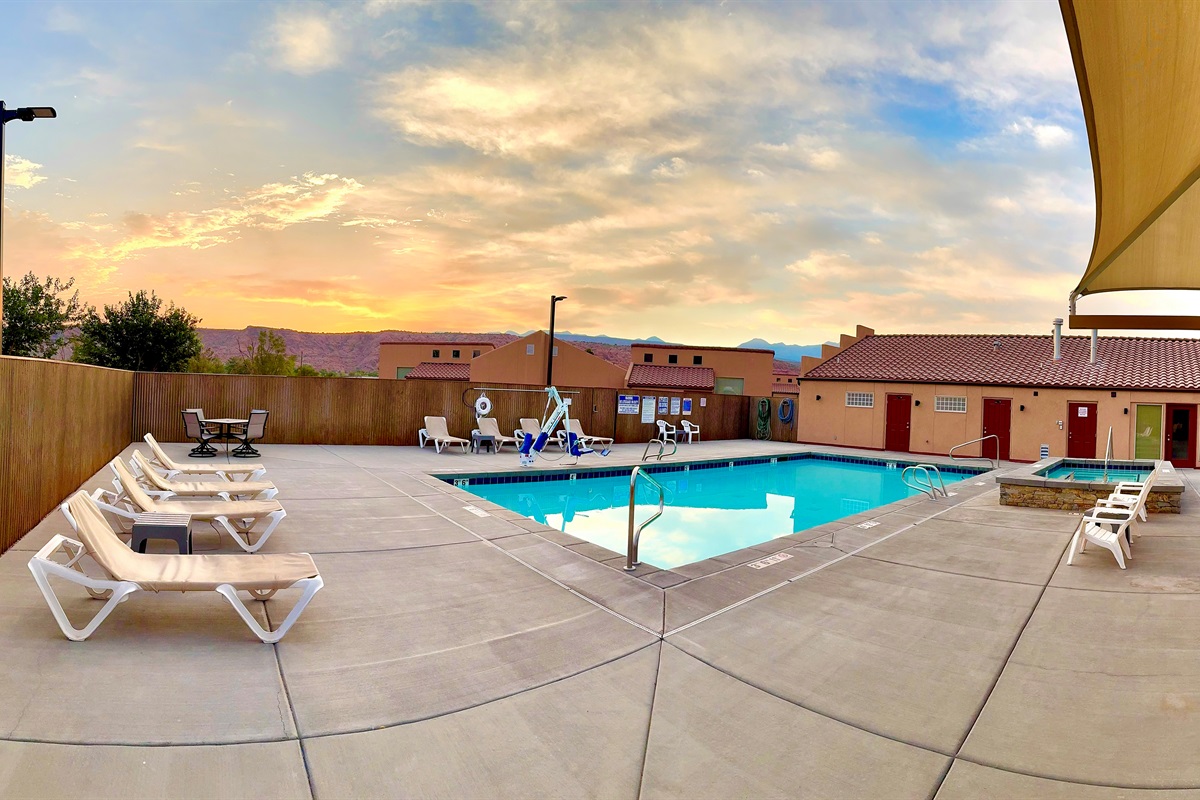Seasonal Pool & Year-round Hot Tub