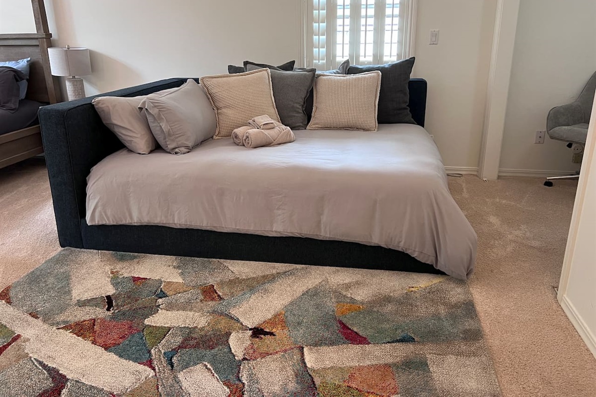 Daybed with queen mattress (Beautyrest Pillow Top).