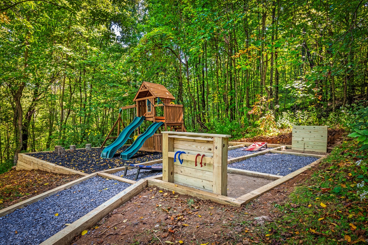 🥇 Friendly competition starts here—horseshoes, cornhole, and plenty of room for a victory dance.