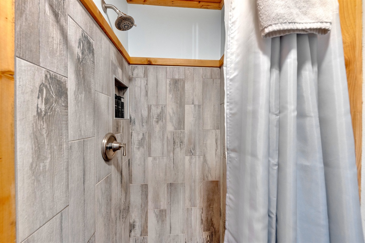 Tile shower with shampoo, conditioner, body wash provided
