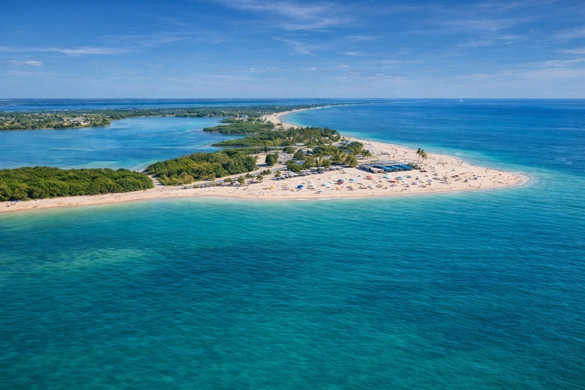 Perfect for Extended Stays! Snowbirds & Winter Retreats • Relocation & Work Assignments • Insurance & Corporate Housing • Quiet Cul‑de‑Sac • Walk to Beach • Heated Pool • Fully Furnished • Pet Friendly