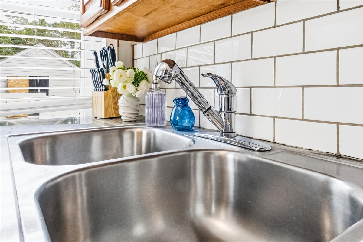 The kitchen features a tile backsplash.