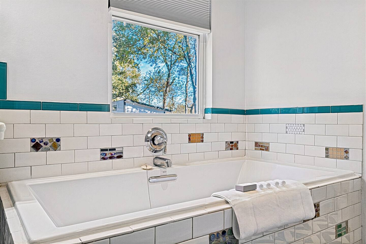 Middle Home: A Spa-Like Bathroom, Just for You 