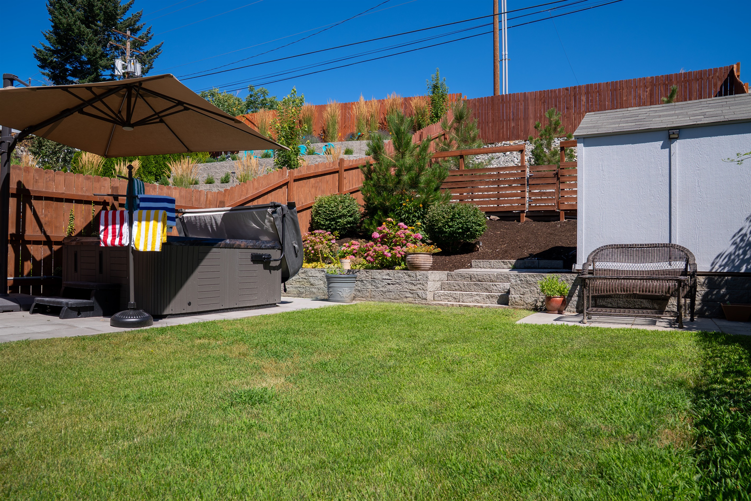 Backyard summer oasis with 6-7 person hot tub