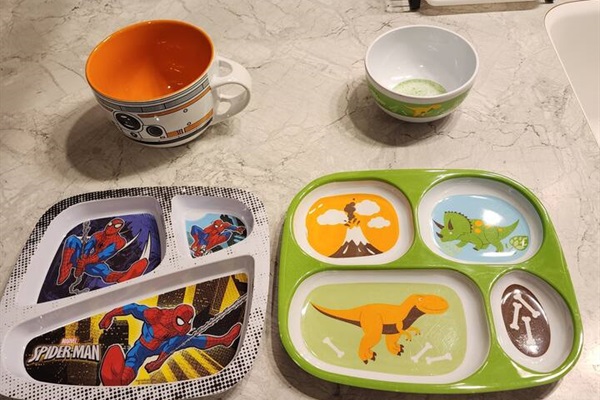 Fun kids plastic plates. 