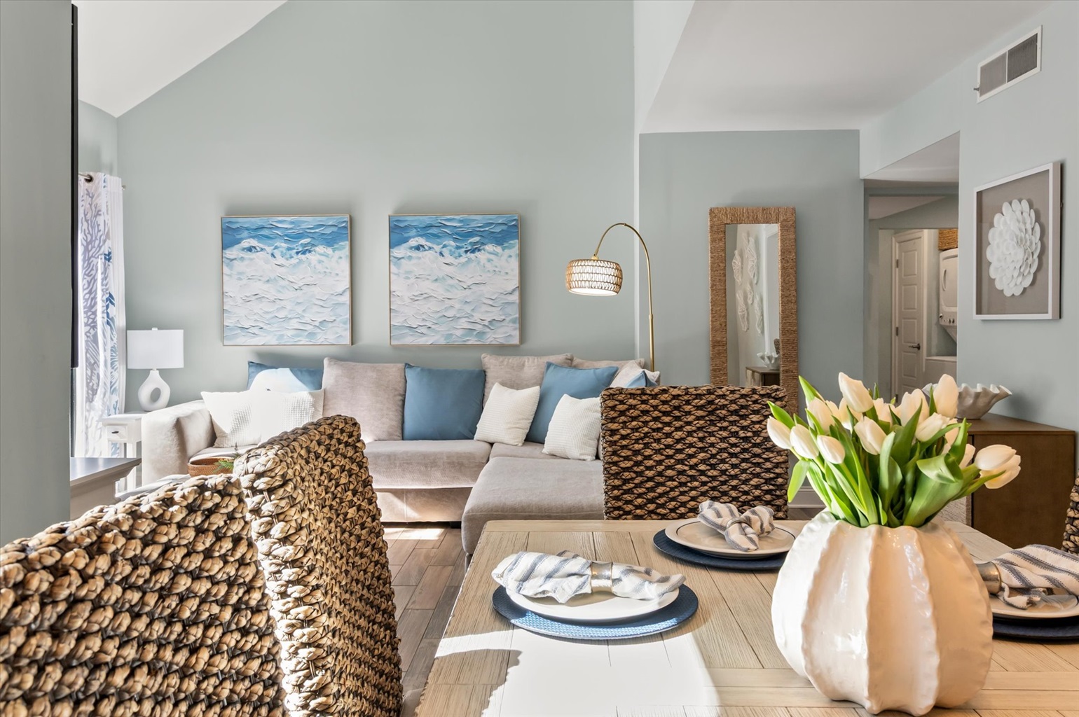 Beautiful dining for 6